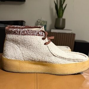 Clarks Chukka Boots in Cream and Tan